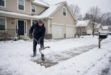 美国下雪天房主必须铲人行道吗?市政铲雪时限、罚款与滑倒索赔责任全解-美国通
