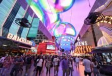 拉斯维加斯住哪:Strip 大道 $45 resort fee 避坑 vs downtown 老城免费停车性价比-美国通