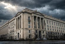 司法部再诉科米:涉十年前的机密信息泄漏,援引间谍法-美国通