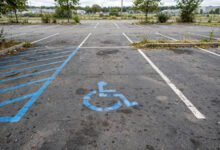 残障车位罚单:误停、借用 placard、罚则 VC 4461 与申诉-美国通