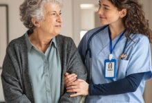 在美国做居家护工怎么报税?W-2、Medicaid 豁免款与住家加班全解-美国通