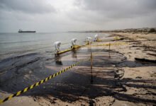 阿联酋拉斯海马油轮漏油:海滩关闭-美国通