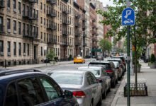 纽约街边停车全攻略:Alternate Side Parking 怎么看牌子、$65 罚单避坑与缴费 App-美国通