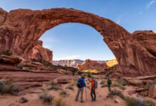拱门国家公园外的 Corona Arch:免预约、3 英里往返、Moab 周边拱门二选一-美国通
