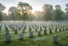 美国墓地一块墓穴多少钱?burial plot 价格、墓碑与永久维护费全解-美国通