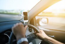 开车等红灯时看手机算违法吗?各州 hands-free 规则详解-美国通