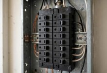 美国老房电路总跳闸怎么办？breaker、GFCI 排查与找电工全解-美国通