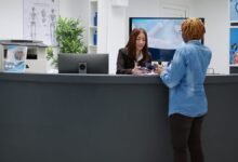 医院让先交押金再看病,合法吗?急诊与择期手术规则全解-美国通