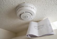 烟雾和一氧化碳报警器:加州 10 年电池法规、安装位置与误报处理全解-美国通