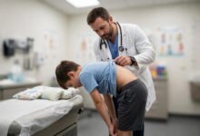 孩子体检发现脊柱侧弯怎么办?Cobb 角、支具与观察随访全解-美国通