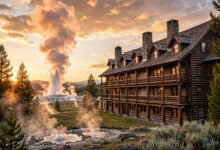 黄石老忠实旅馆怎么订?提前 13 个月抢房、Old Faithful Inn 与 Snow Lodge 二选一-美国通
