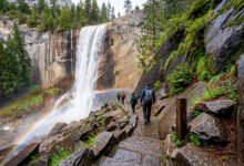 优胜美地 Mist Trail 瀑布季:Vernal Fall 600 级台阶、四五月水量与防滑实务-美国通