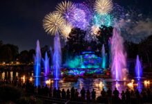 迪士尼 Fantasmic 值得看吗?占位时间、餐饮套餐与加州迪士尼夜游-美国通
