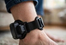 戴着电子脚镣回家:加州居家监禁 electronic monitoring 全解-美国通