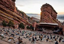 丹佛红石剧场值得去吗?Red Rocks 日出瑜伽、演唱会抢票与高海拔实务-美国通