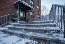 出租屋门口结冰滑倒:房东的除雪责任与租客索赔路径-美国通