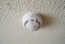美国烟雾报警器几年一换:一氧化碳报警器装哪、房东不装违法吗-美国通