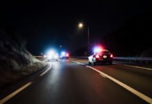 美国自驾被警察 pull over:靠边停车+手放方向盘,应对话术实战-美国通