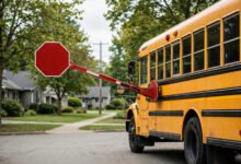 校车伸出 stop arm 不停车:加州罚多少、记几分-美国通