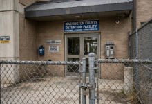 被县监狱关着、ICE 又加了 detainer:immigration hold 48 小时规则、保释影响与家属应对-美国通