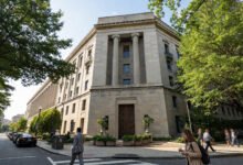 司法部拟以间谍法起诉前联邦调查局局长科米，大陪审团未能及时起诉-美国通