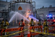 南加州化学品储罐爆炸风险:约5万人紧急疏散,消防员全力降温-美国通